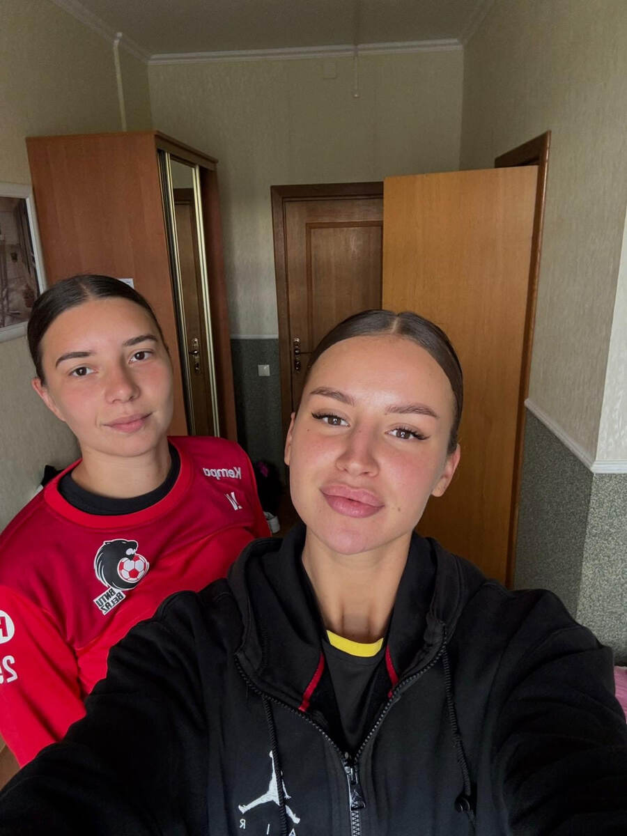    На сборах. Михалина вместе с соседкой по комнате Ольгой Лалакиной