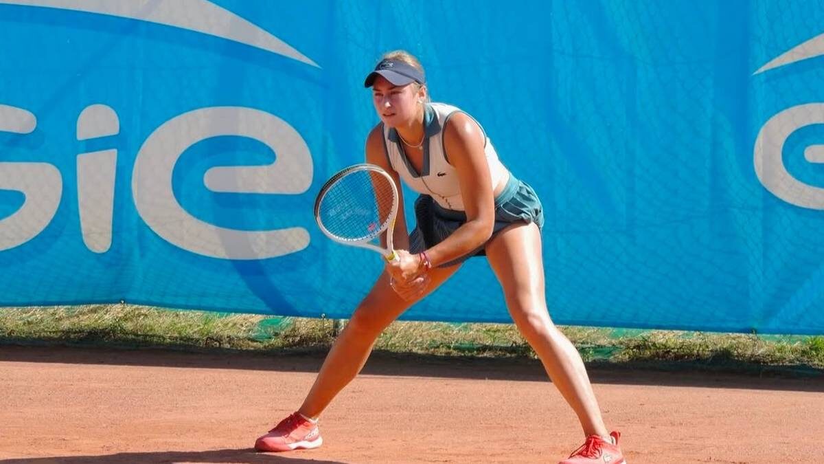    Теннисистка Ярослава Барташевич на одном из матчей. Она уверена, что спорт закаляет характер / Фото: Личный архив