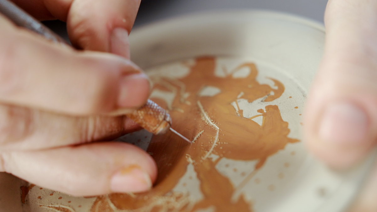 Демонстрация, чернофигурный стиль: надрез слоя краски перед обжигом с помощью штифта. 