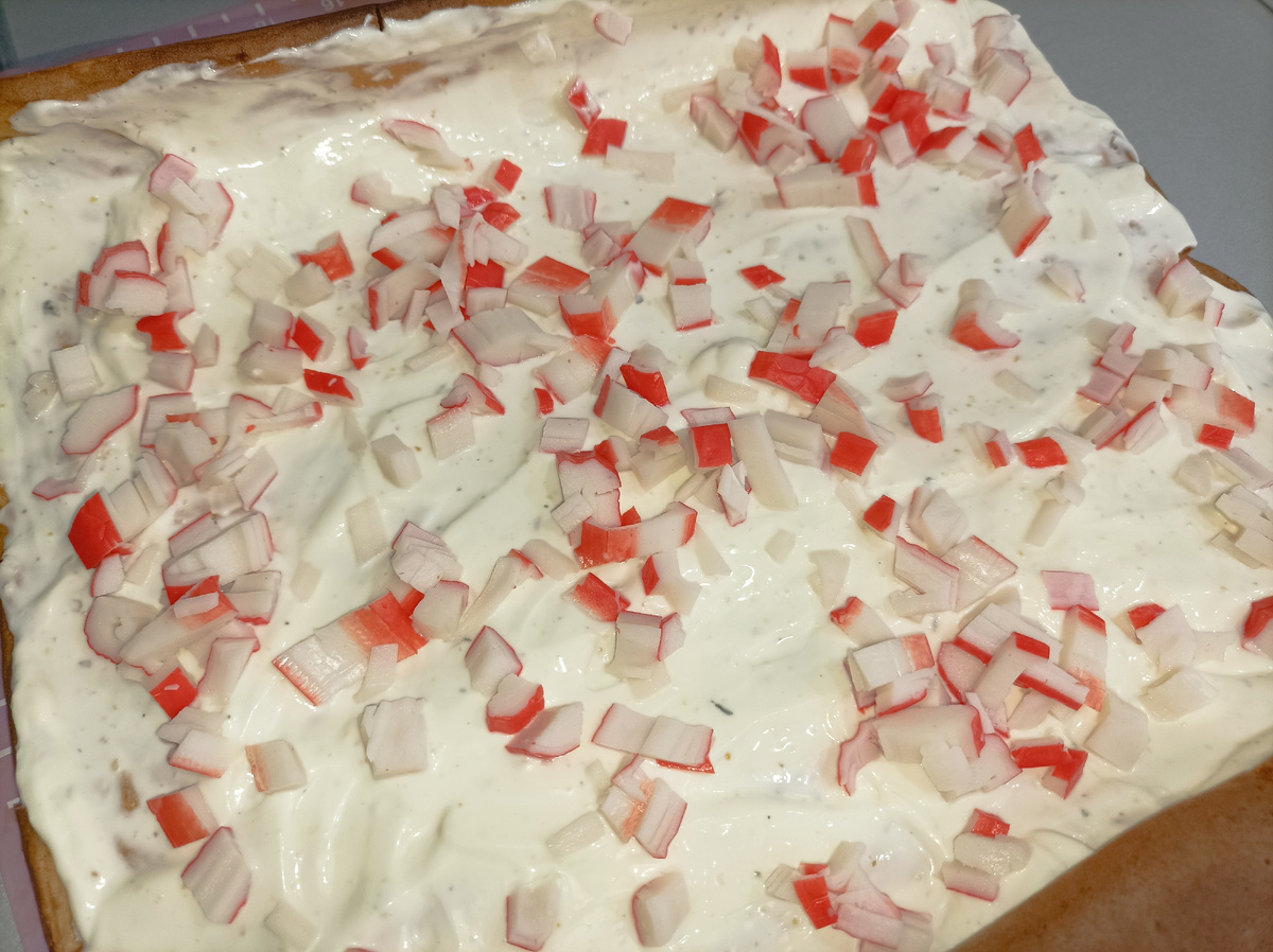 Рулет смазать творожным сыром (у меня мягкий домашний из кефира) и выложить начинку