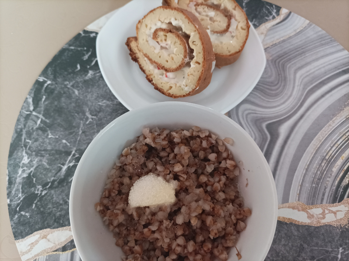 Завтрак: гречка с маслом и кабачковый рулет