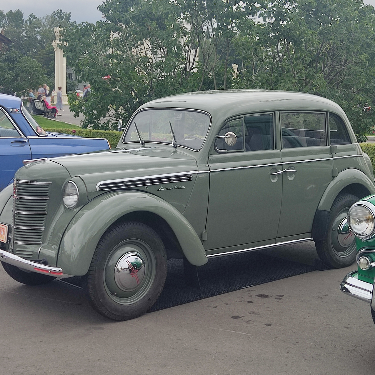 Москвич 401, выпускался с 1954 по 1956 гг. В основном 401-е Москвичи красились в унылый серый цвет, и получили ряд народных прозвищ – «сутулый», «слон»,