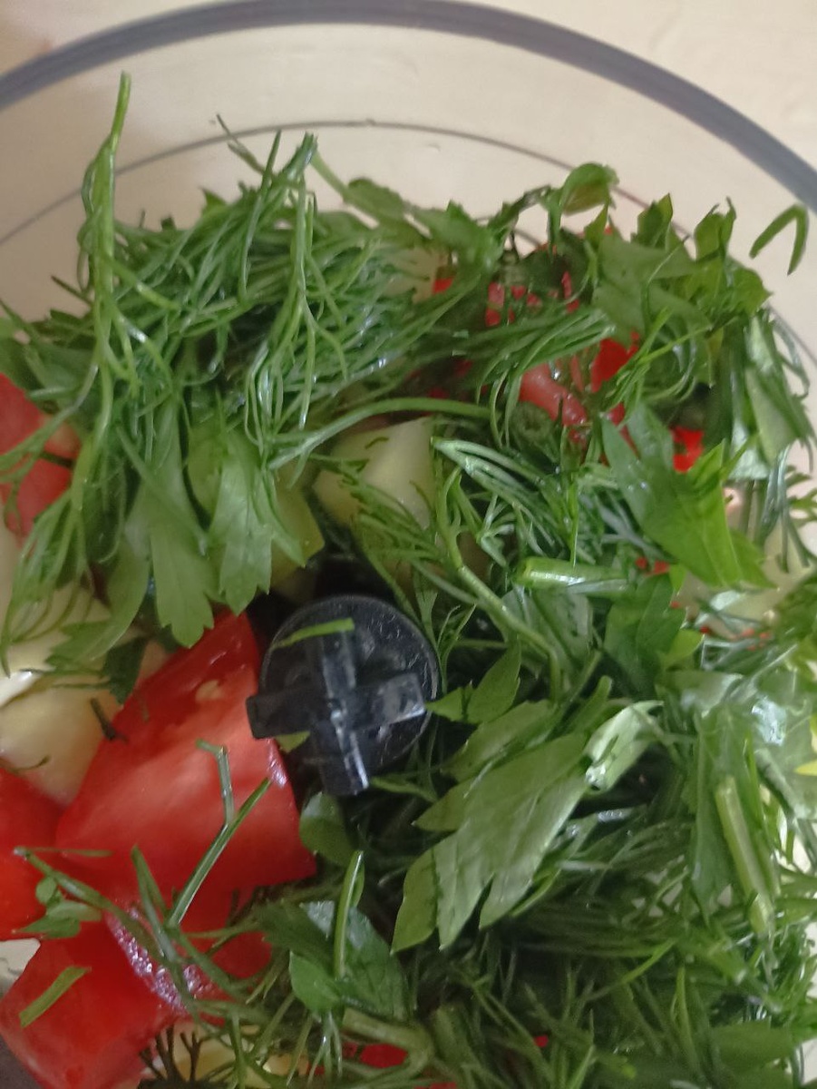 из доступных ингредиентов готовим настоящее витаминное сокровище, которое выручит в жаркую погоду и даже можно взять с собой на работу, он заменит собой салат