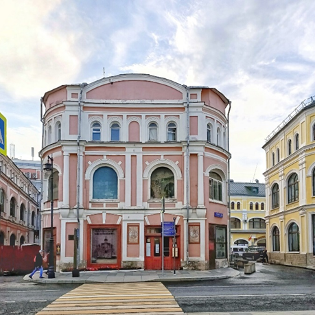 Так она выглядит сейчас. Пройдешь и не заметишь.
