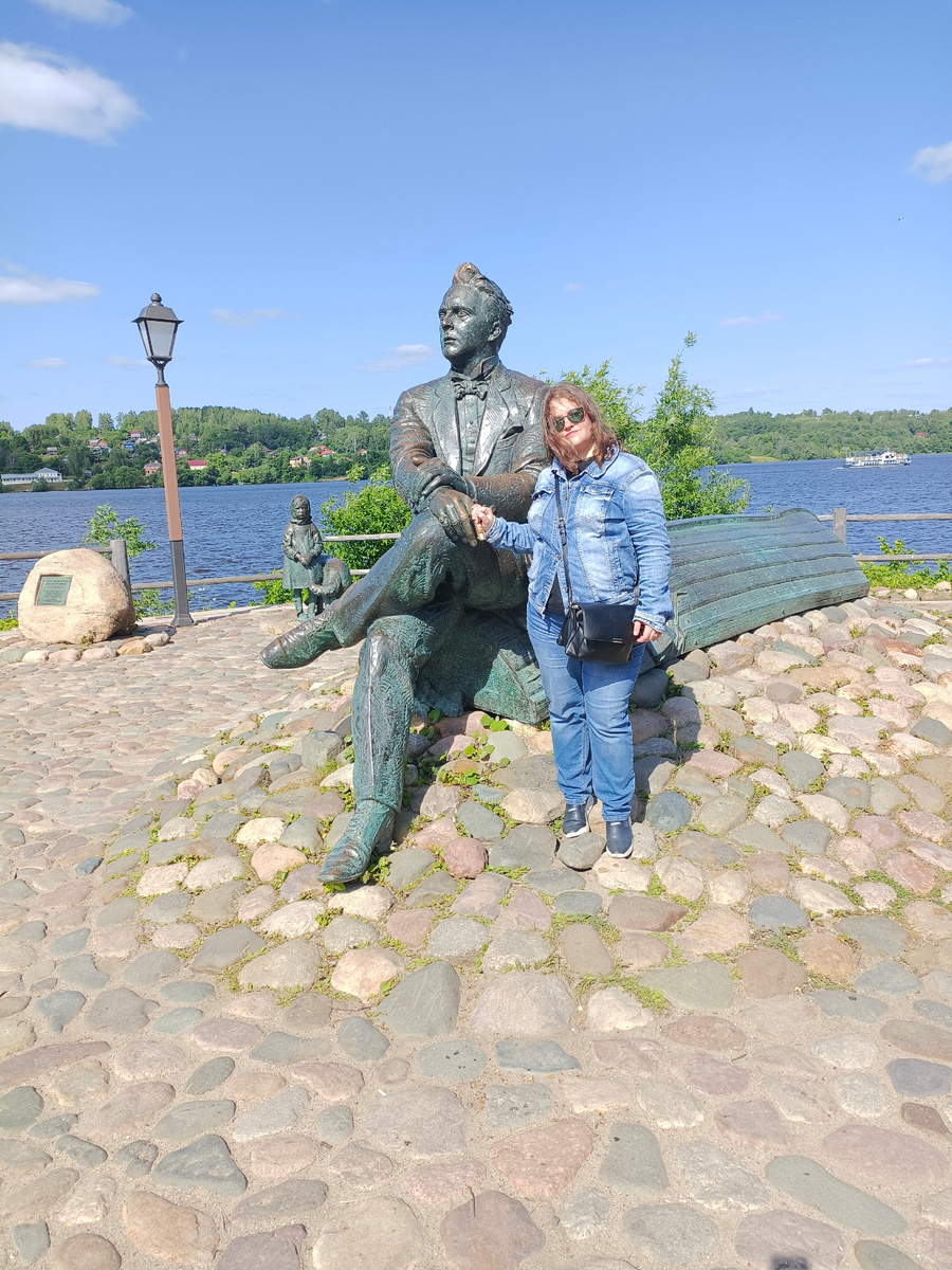 У памятника Ф.Шаляпину