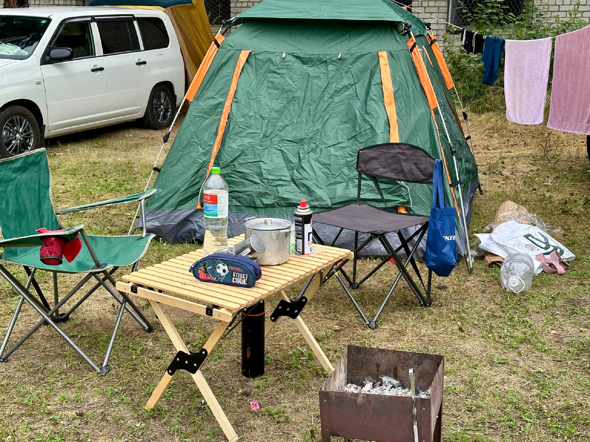 Жить дикарем в палатке.