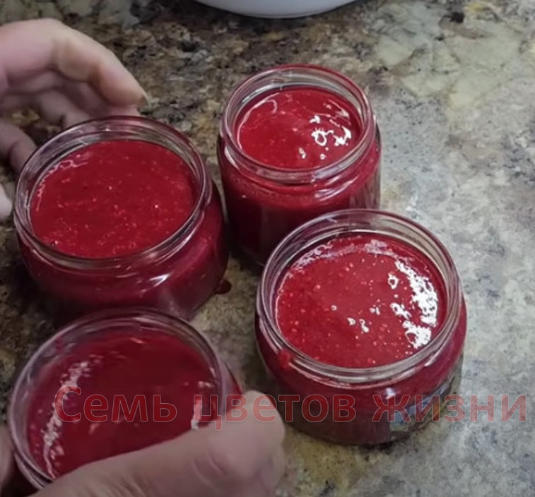 Густой сырой малиновый джем без варки в баночке