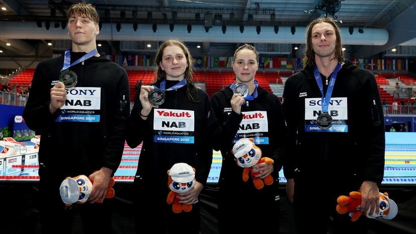     Российские пловцы Егор Корнев, Дарья Клепикова, Дарья Трофимова и Иван Гирёв Gettyimages.ru Lintao Zhang / Staff