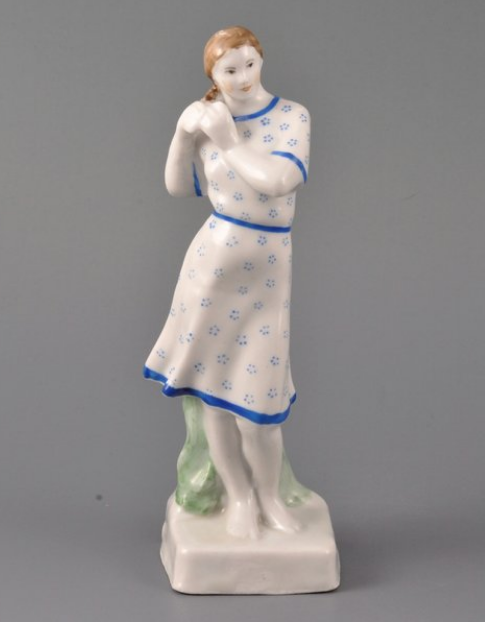 Статуэтка "Девушка, заплетающая косу" ("Рыбинская красавица"). 1939. Каталог Насоновых. Листайте галерею вправо.