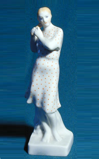 Статуэтка "Девушка, заплетающая косу". Модель 1939. Роспись 1948. Высота 16,7 см. Государственное автономное учреждение культуры Ярославской области "Рыбинский государственный историко-архитектурный и художественный музей-заповедник".