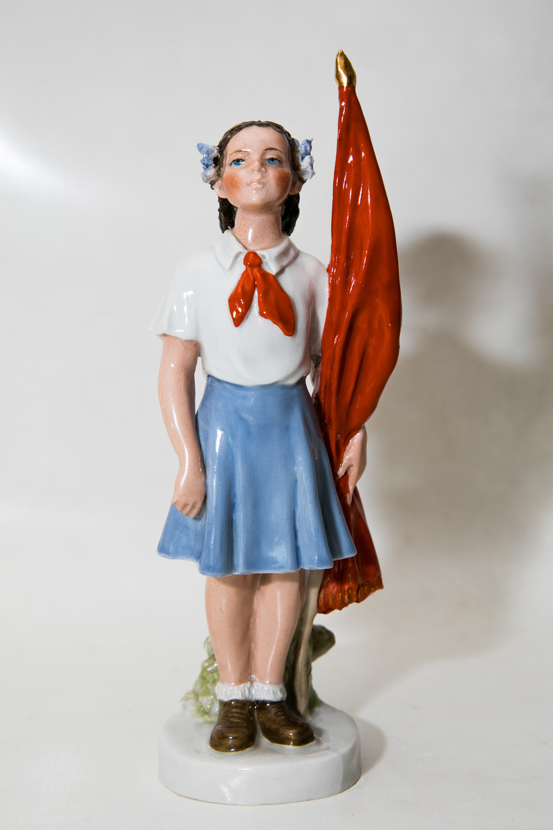 Скульптура "Пионерка со знаменем". Маркировка 1950-1959. Высота 20,0 см. Производство ДФЗ (Вербилки). Федеральное государственное бюджетное учреждение культуры "Государственный центральный музей современной истории России".