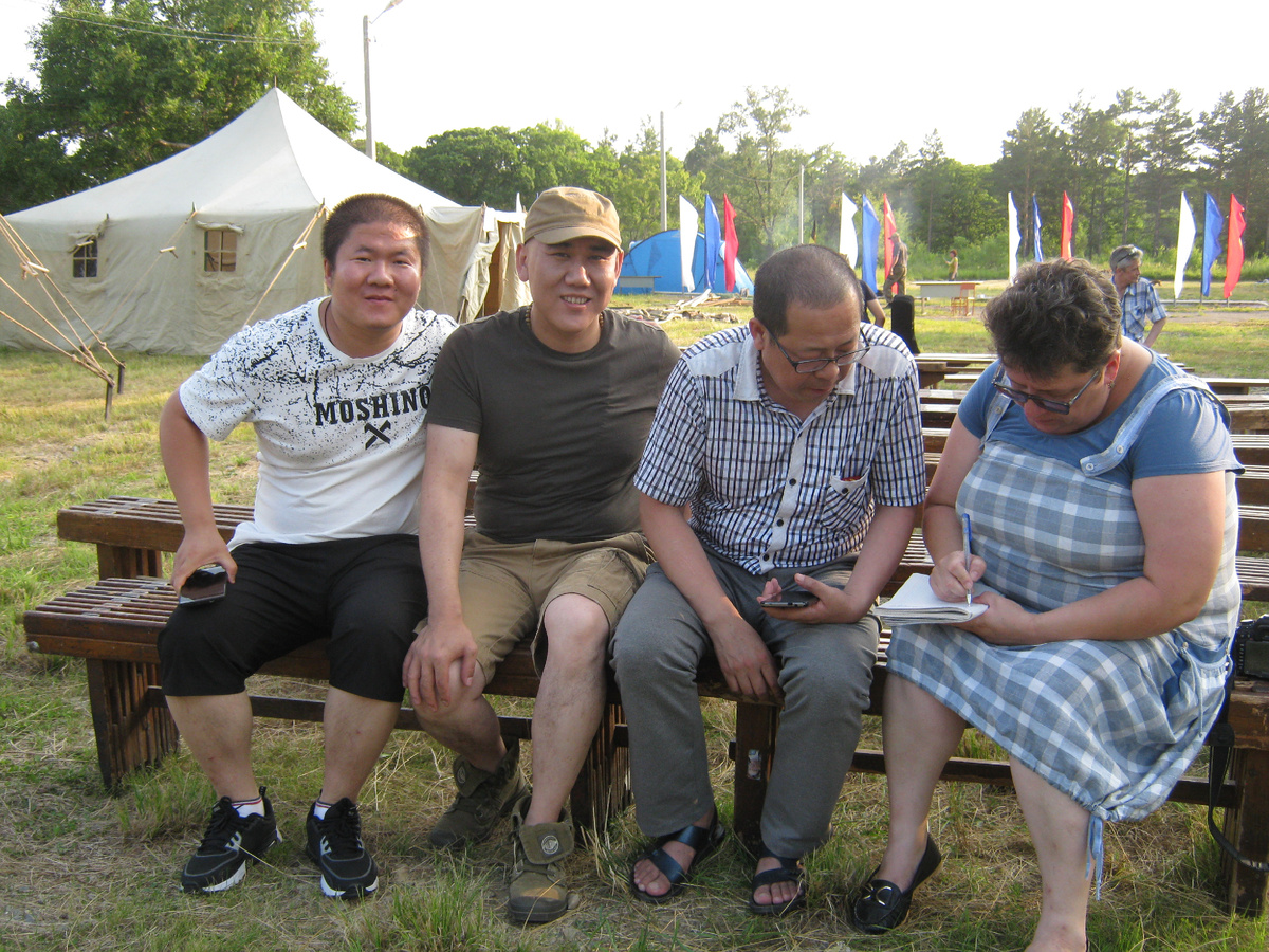 Гости из Китая, приехавшие принять участие в фестивале авторской песни «Иманские звëзды». Дальнереченск, 2017 год. 