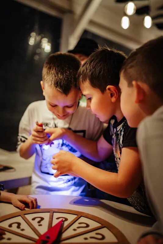 Дети играют в квест на день рождения