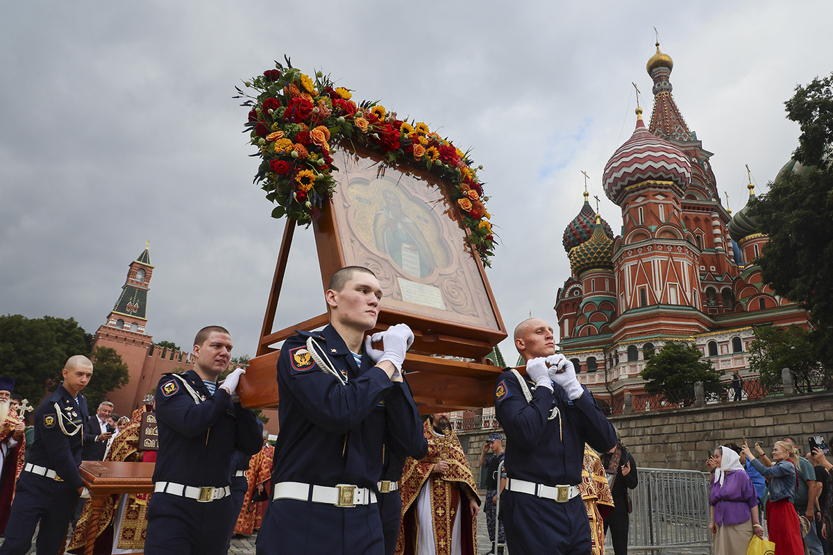   Крестный ход в рамках празднования Дня воздушно-десантных войск в Москве 
Yuri Kochetkov / EPA / TASS