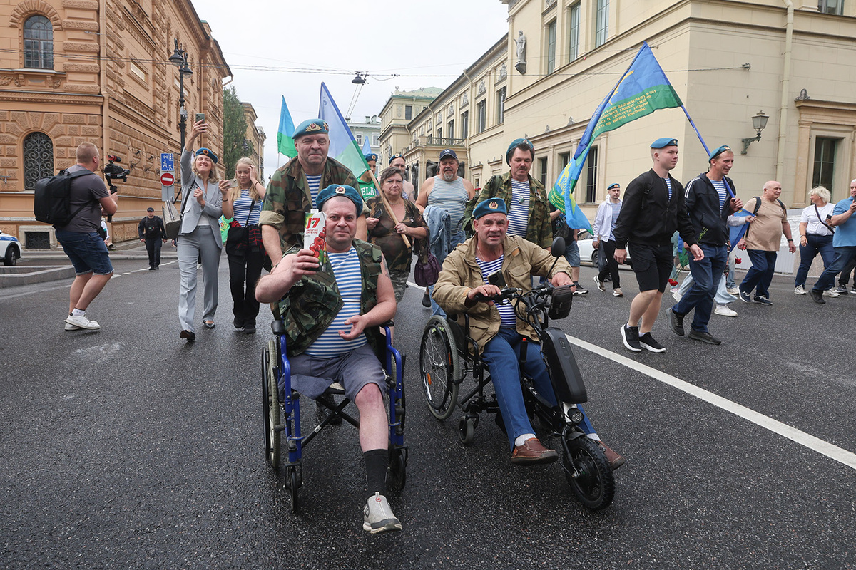   Горожане у Дворцовой площади в Санкт-Петербурге во время празднования Дня воздушно-десантных войск России  
Александр Демьянчук / ТАСС