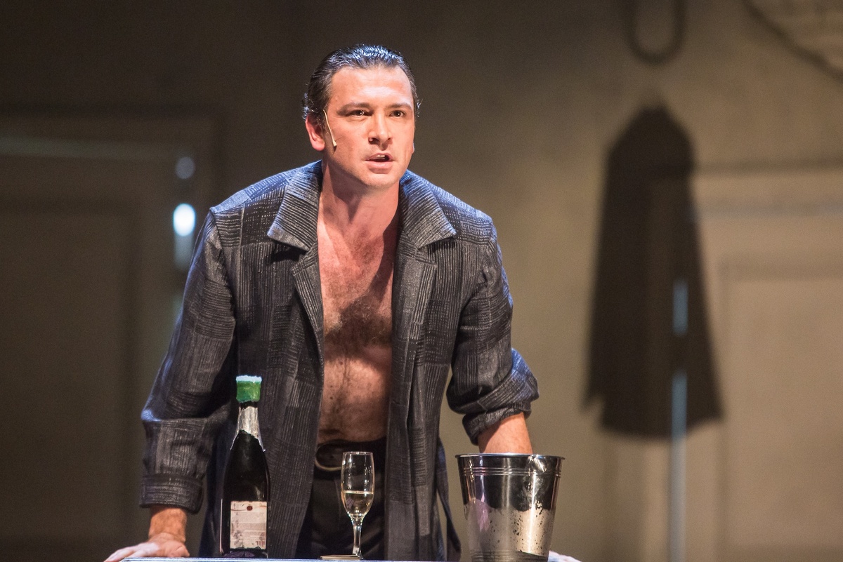 Антон Хабаров в роли Кречинского. Свадьба Кречинского. Фото - Галина Фисенко. С официального сайта Губернского театра: https://api.m-g-t.ru/upload/iblock/328/vydvv1xhpjezqjjgc8s58tx1vl7xtjlv.jpg