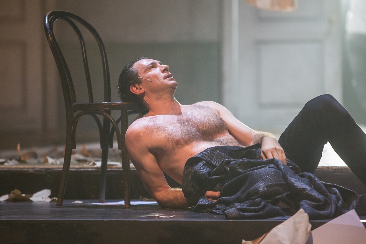 Антон Хабаров в роли Кречинского. Свадьба Кречинского. Фото - Галина Фисенко. С официального сайта Губернского театра: https://api.m-g-t.ru/upload/iblock/187/ecdse4ft4x5pfndl24vnyj56sjl1q335.jpg