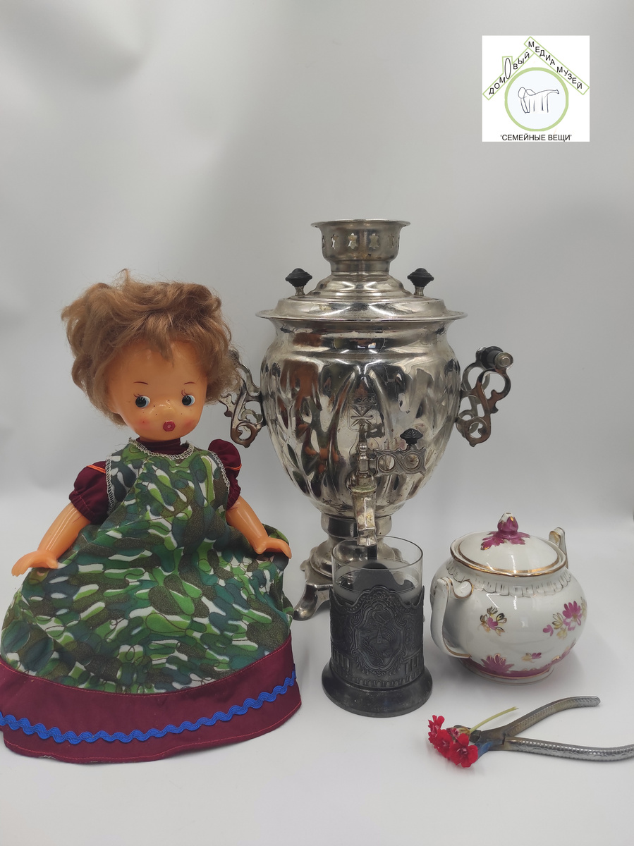 Подстаканник серии "Космос". Вт.пол. ХХ в. Пр-во: Кольчугино. Автор дизайна неизвестен.  Моя фото-фантазия)