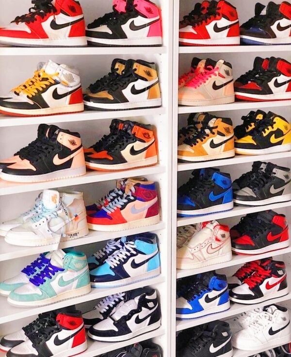 Акции Nike (NYSE:NKE) выросли примерно на 2% в понедельник после того, как JP Morgan повысил рейтинг акций до "Overweight", отметив признаки восстановления уровня запасов, спроса со стороны ритейлеров и прибыльности.
