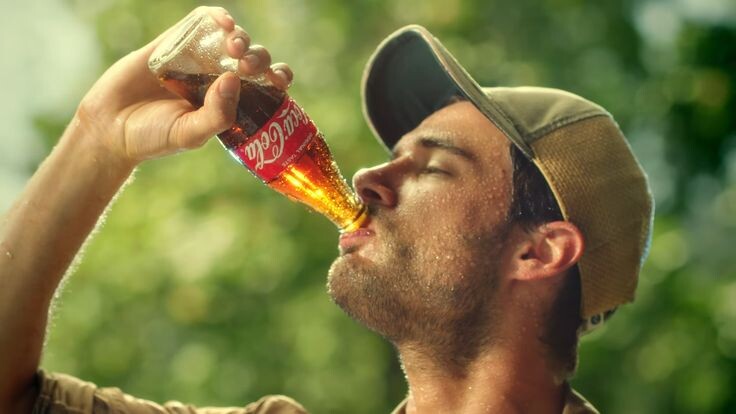 Человек, пьющий напиток Coca-Cola