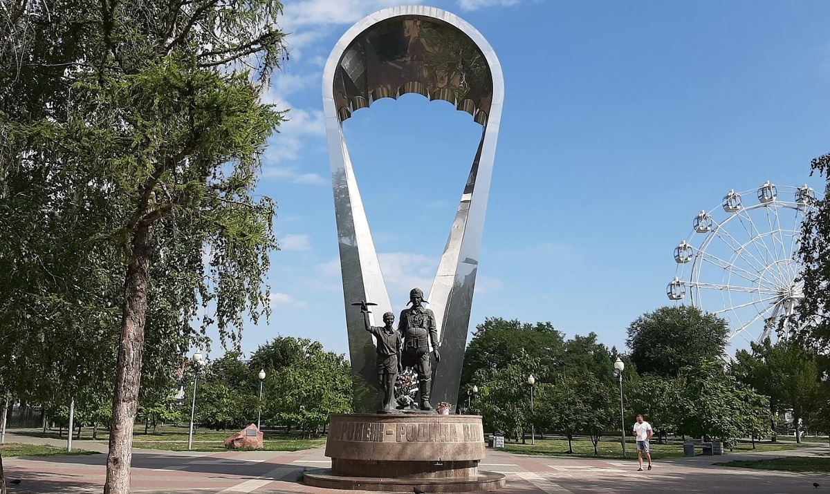    Памятник «Воронеж — родина ВДВ». Источник фотографии: wikipedia.org
