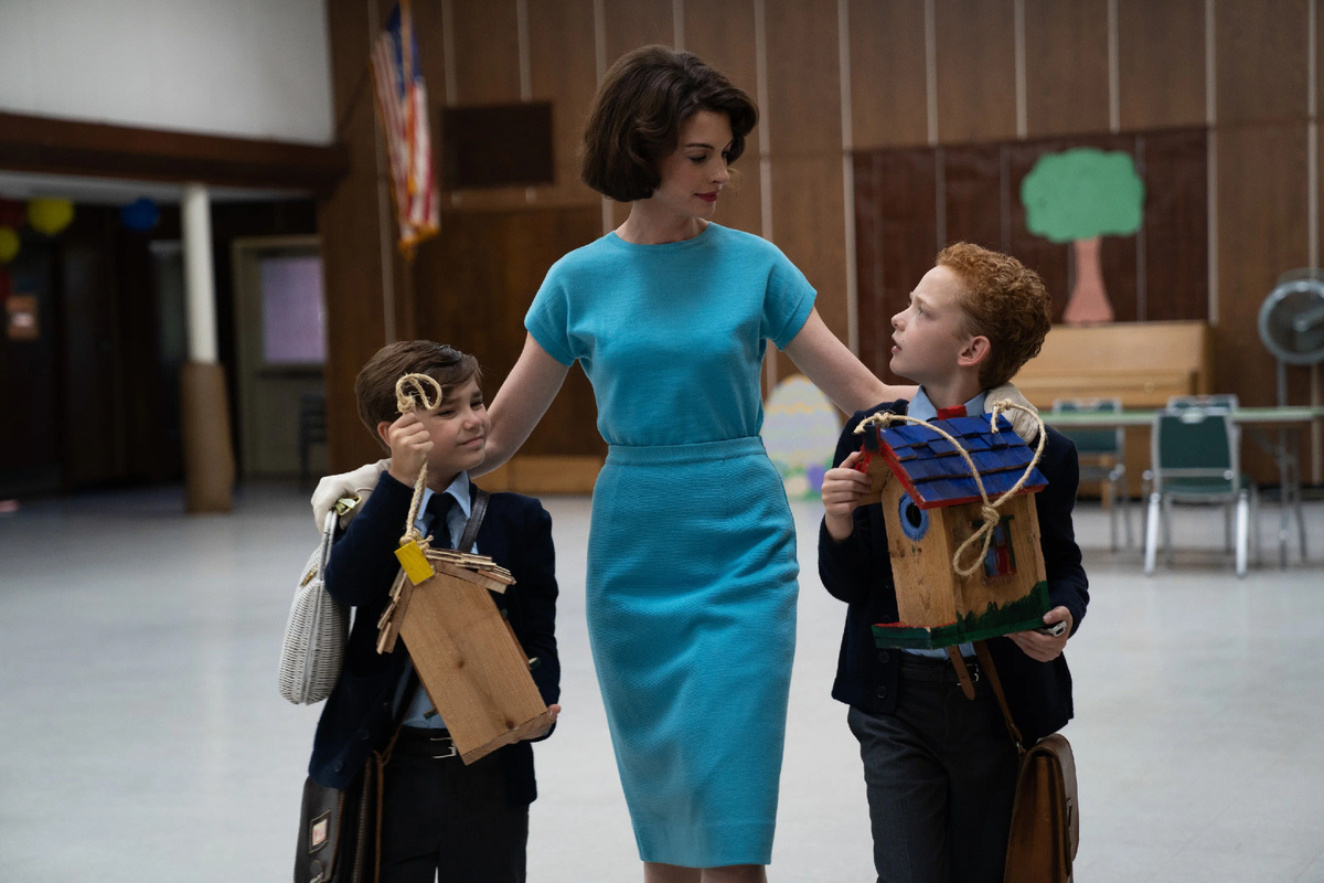 Потрясающий стиль в фильме. Хэтуэй прекрасна в каждом кадре, Честейн тоже жжот, как дуговая сварка. 