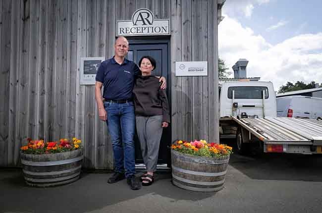 Супруги Майкл и Джен Рид, разоблачившие крупнейшую мошенническую сеть, на фоне семейного автобизнеса The Guardian