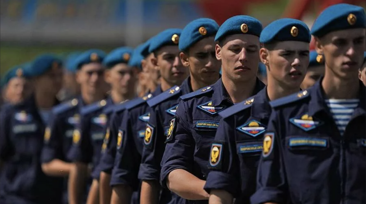 "Куда идут эти люди, чего хотят эти люди?
Зачем живут эти люди, что потом с ними будет?"(с) Фото: iz.ru