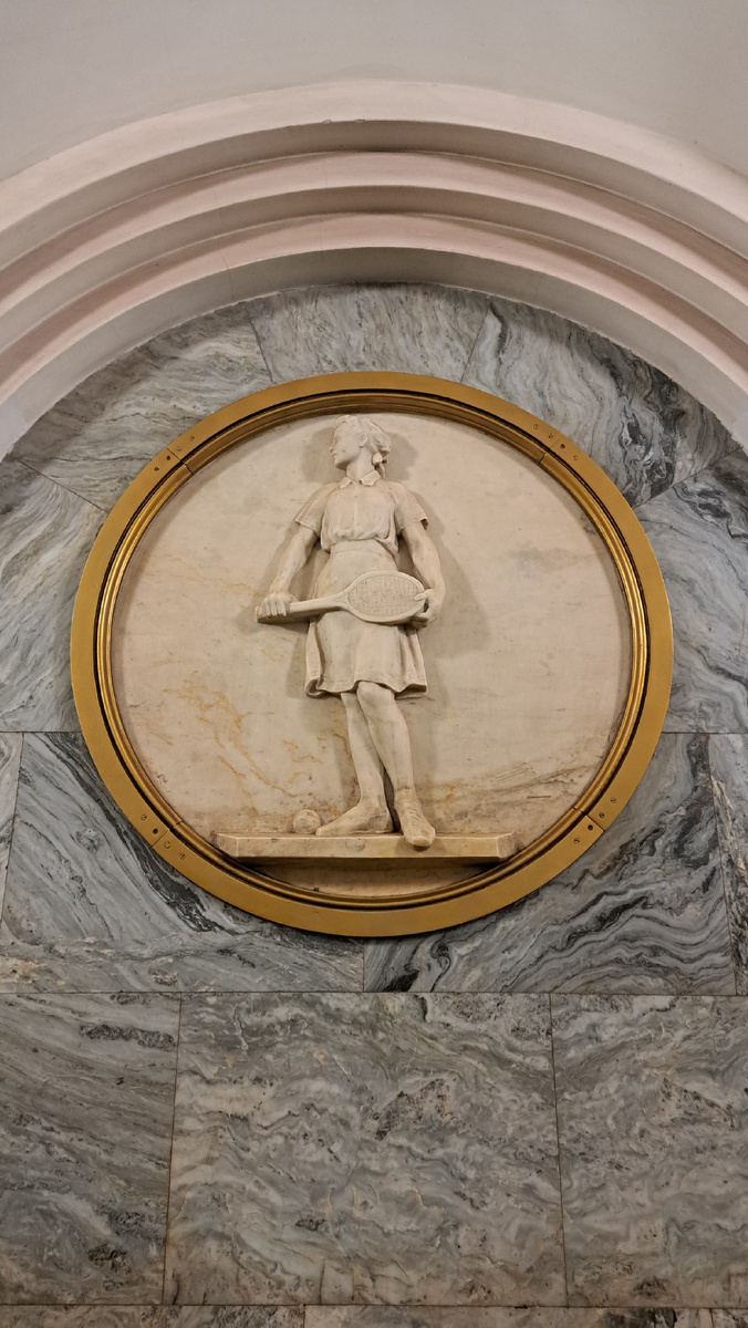 Большой теннис. Из-за теней ощущение, что у девушки три головы.