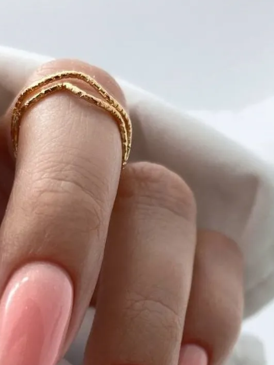 Золотистый шиммер в камуфляже Onni Spark вторит кольцу из желтого золота