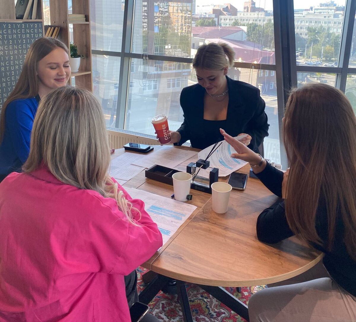 Утренняя планёрка в HR-отделе (я - справа)