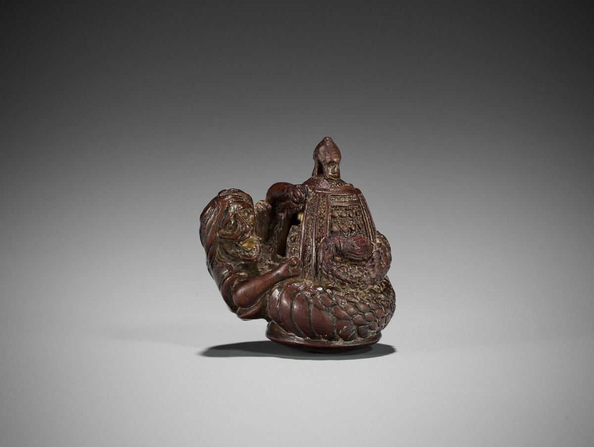 Нэцкэ с внутренней вставкой «Киё-химэ на колоколе До:дзё:-дзи». Мастер: Танака Дзюнтоку Минко:. Материал: дерево, позолота. Поздняя эпоха Эдо (1603–1868). Вид спереди. 