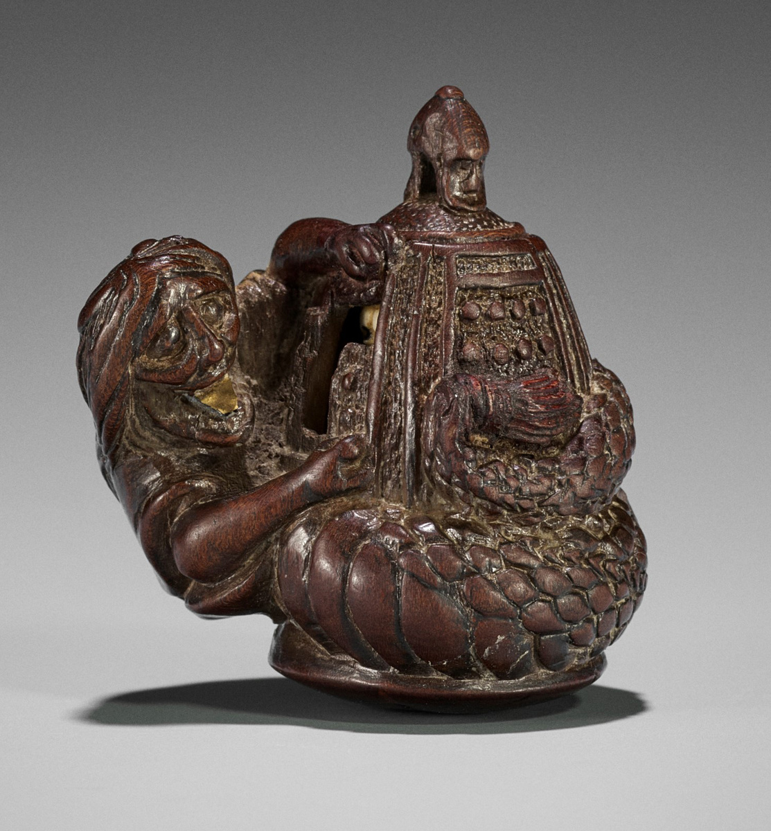 Киё-химэ обвилась вокруг колокола. Её язык позолочен, а глаза чем-то инкрустированы.