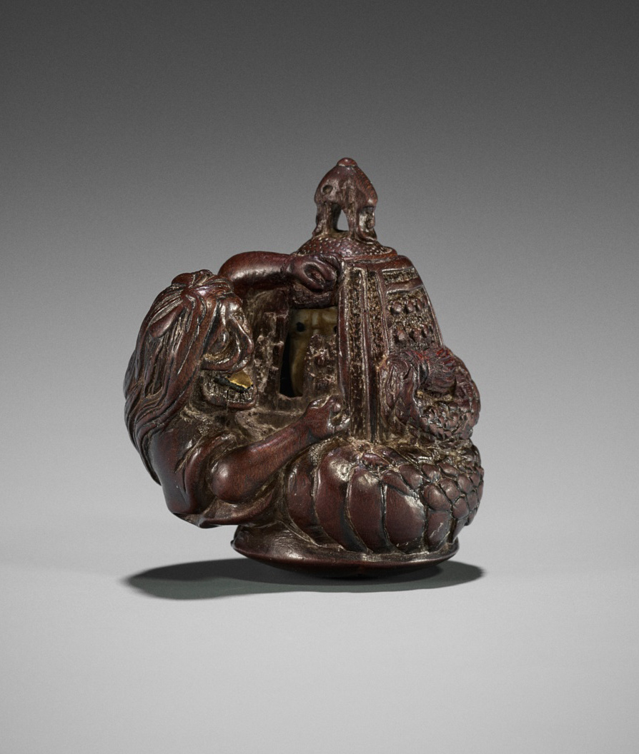 Вид немного сбоку. В колоколе видна щель, сквозь которую можно разглядеть лицо — это Антин, сидящий внутри. На голове Киё-химэ также заметны небольшие рожки, намеченные между прядей волос на макушке — очень характерная деталь для демона ревности.