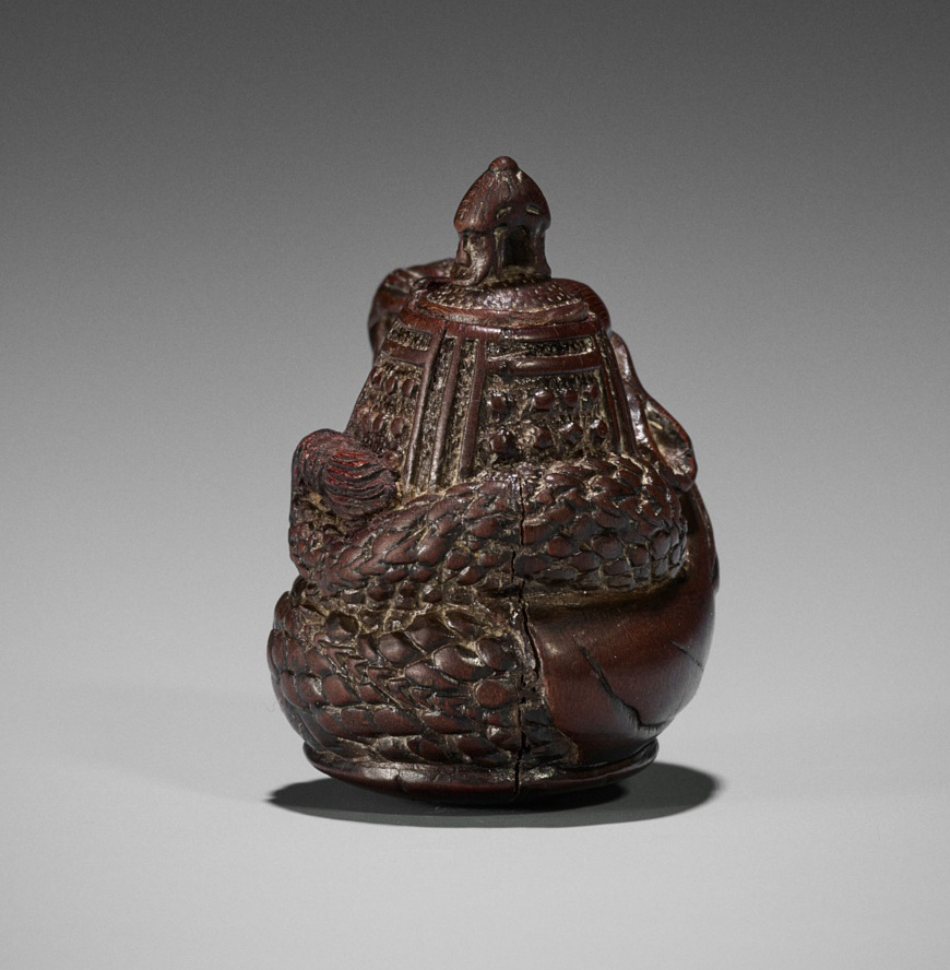 Вид с другого боку — чешуйчатое тело Киё-химэ. Заметно, что время немного потрепало работу — на ней трещинки.