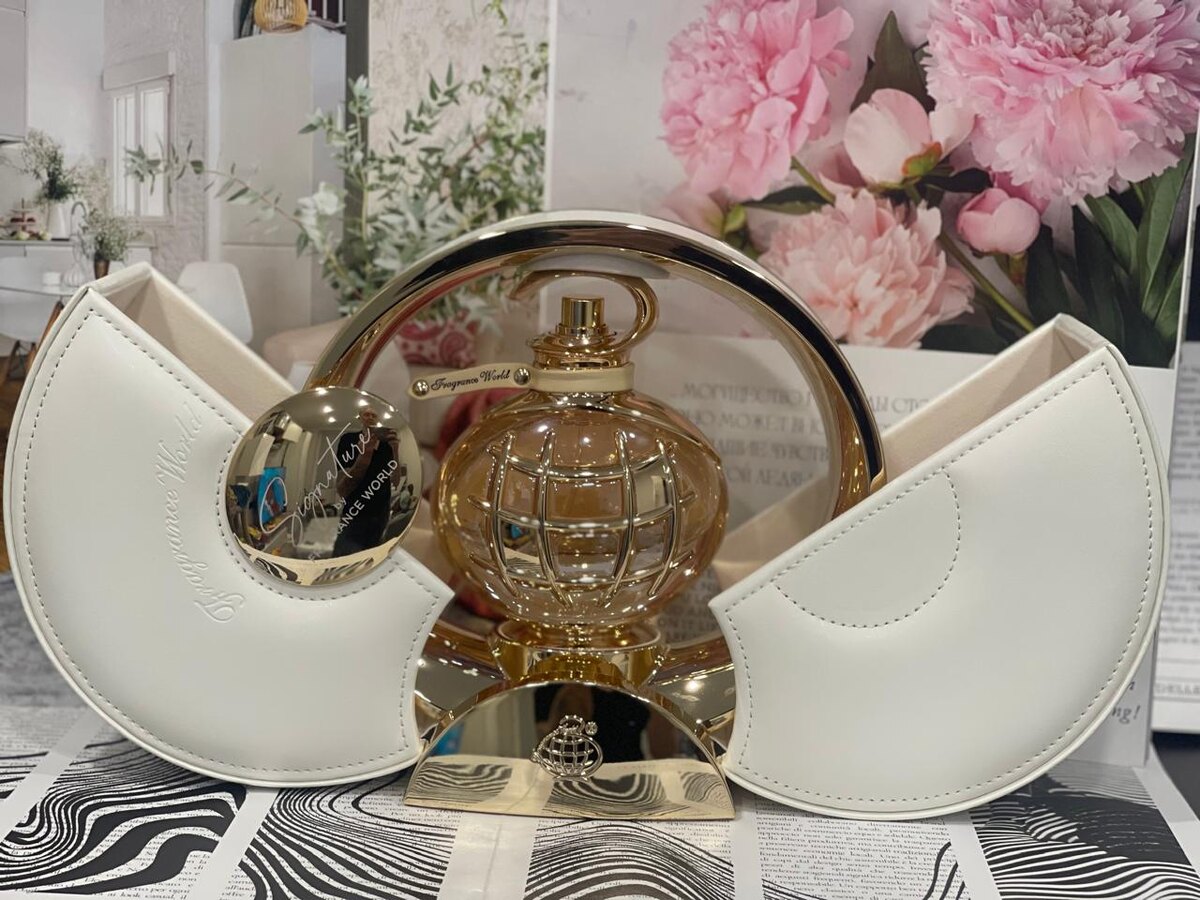 Signature Pearl Fragrance World — это аромат для мужчин и женщин, он принадлежит к группе цветочные древесно-мускусные. Это новое издание: Signature Pearl выпущен в 2025 году. Верхние ноты: Розовый перец, Лесной орех, Персик и Ладан; средние ноты: Османтус, Кокос, Роза и Жасмин; базовые ноты: Сандал, Серая амбра и Белый мускус.