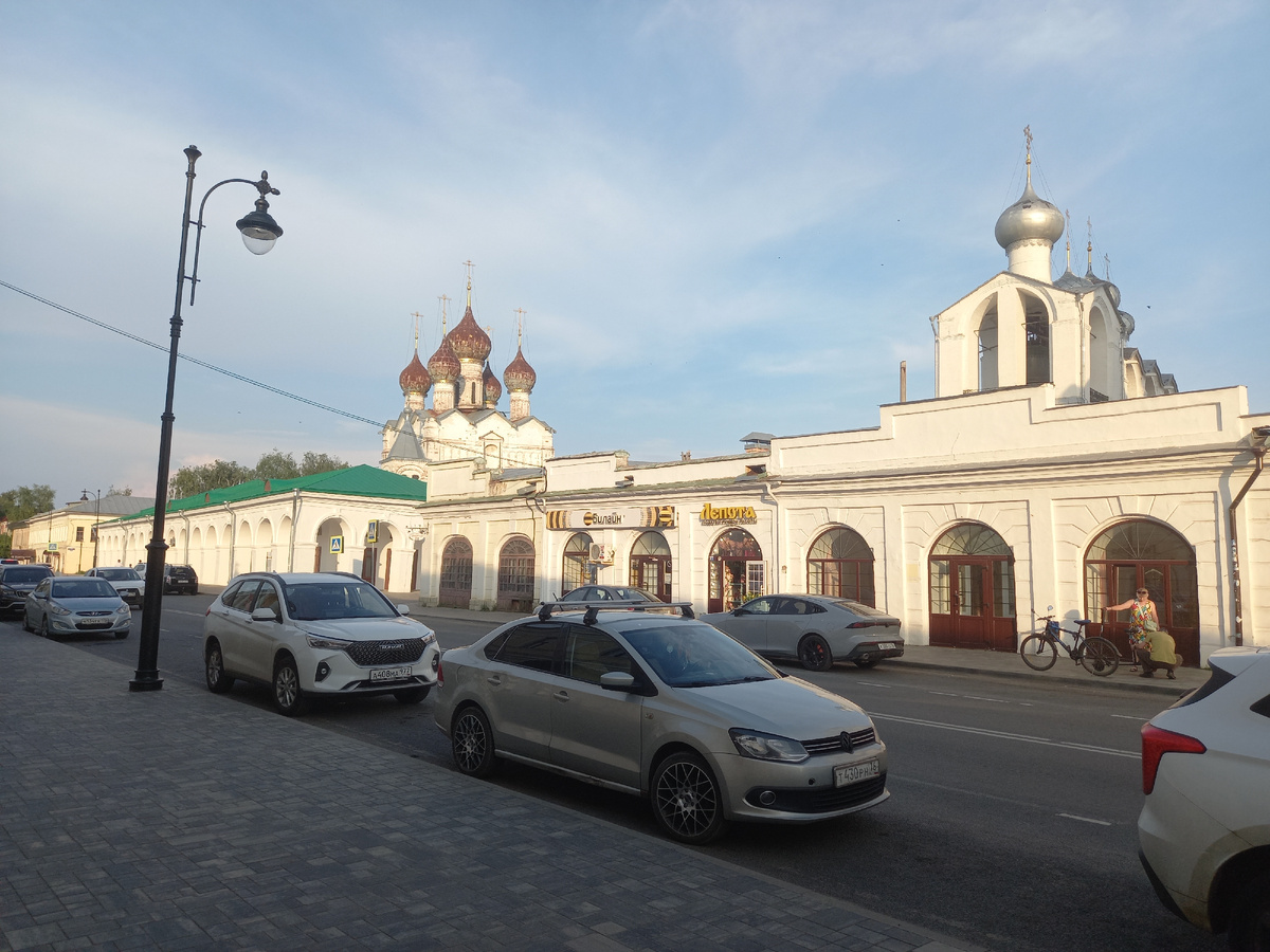 Центр Ростова Великого. Правее звонница, левее церковь Спаса-на-Торгу. Торговые ряды отреставрировали, а храм почему-то нет. Фото автора.