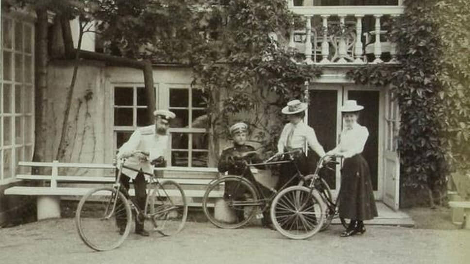Обитатели дачи Марии Тенишевой перед велосипедной прогулкой.📷Фото: Смоленский государственный музей-заповедник