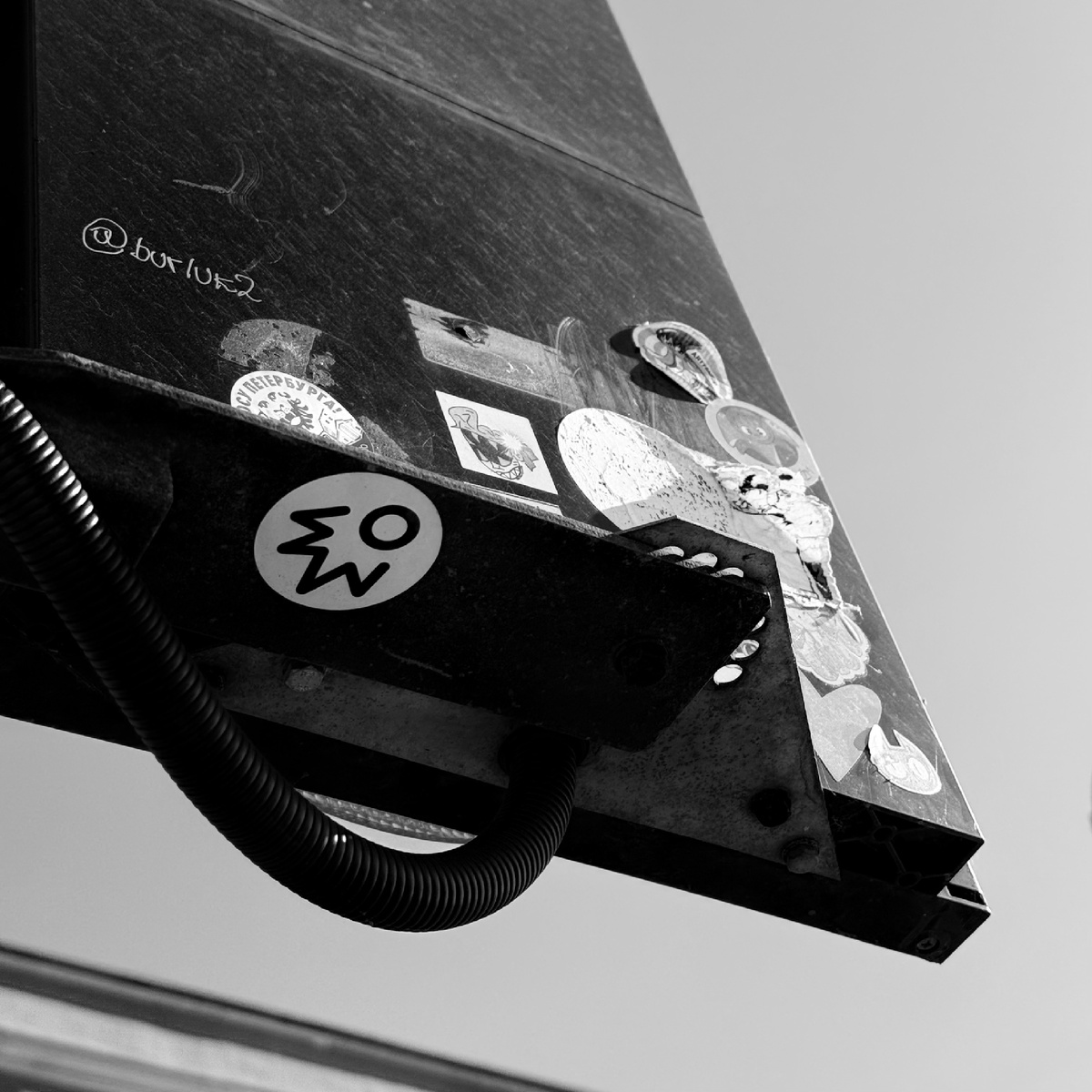 Наклейки ”Ewo” на улицах города