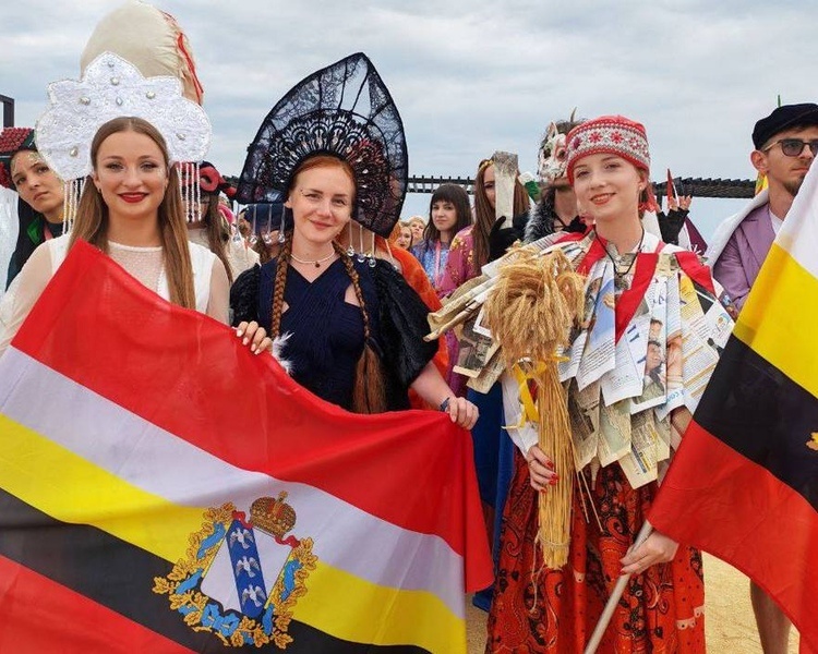     Курянки ярко отметились на карнавальном шествии фестиваля «Таврида.Арт»