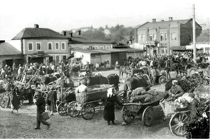     Девичий рынок (в народе — Девичок) обязан своим названием располагавшемуся неподалёку Покровскому девичьему монастырю. 1920-е годы. Фото: И.М. ИВАНОВ