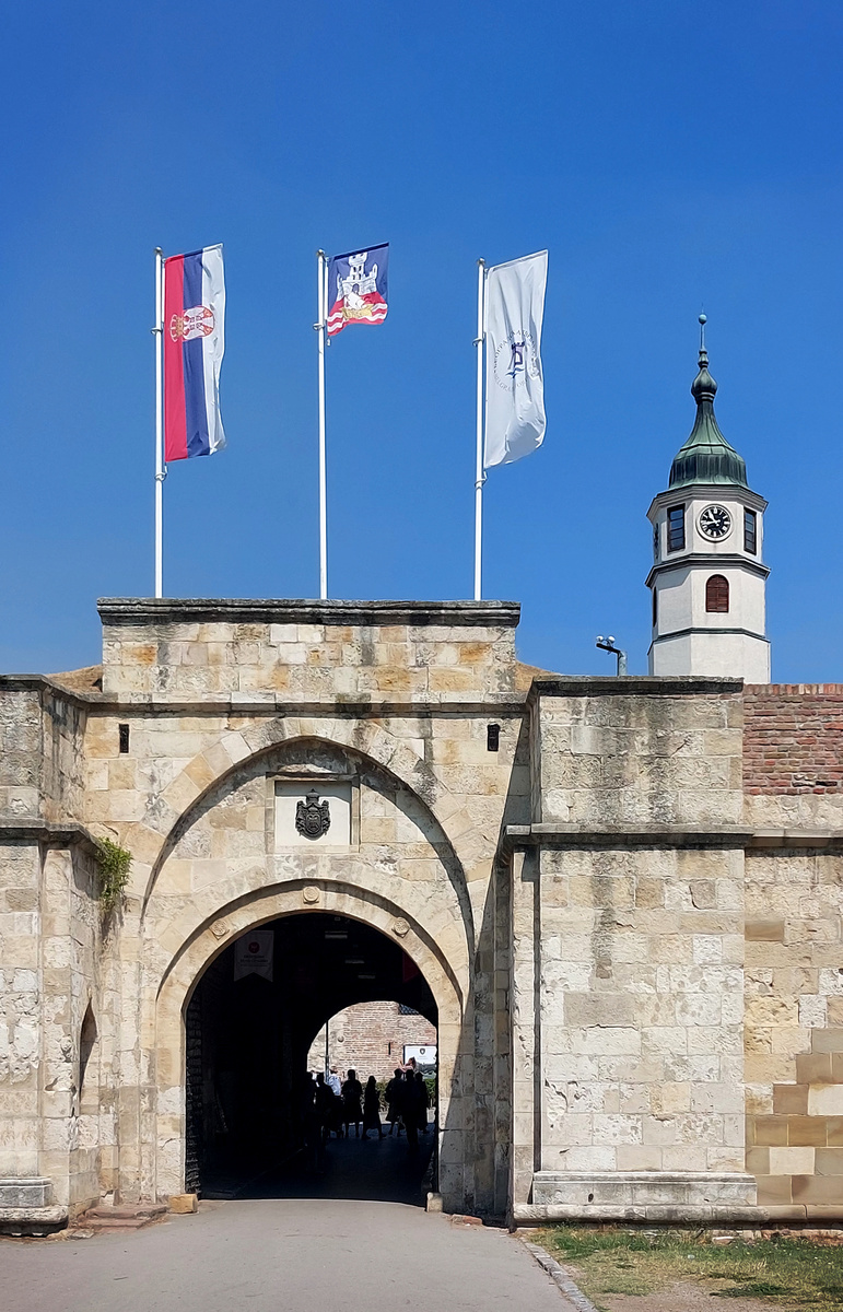 Белград, по-сербски произносится Београд - белый город. Сербия.