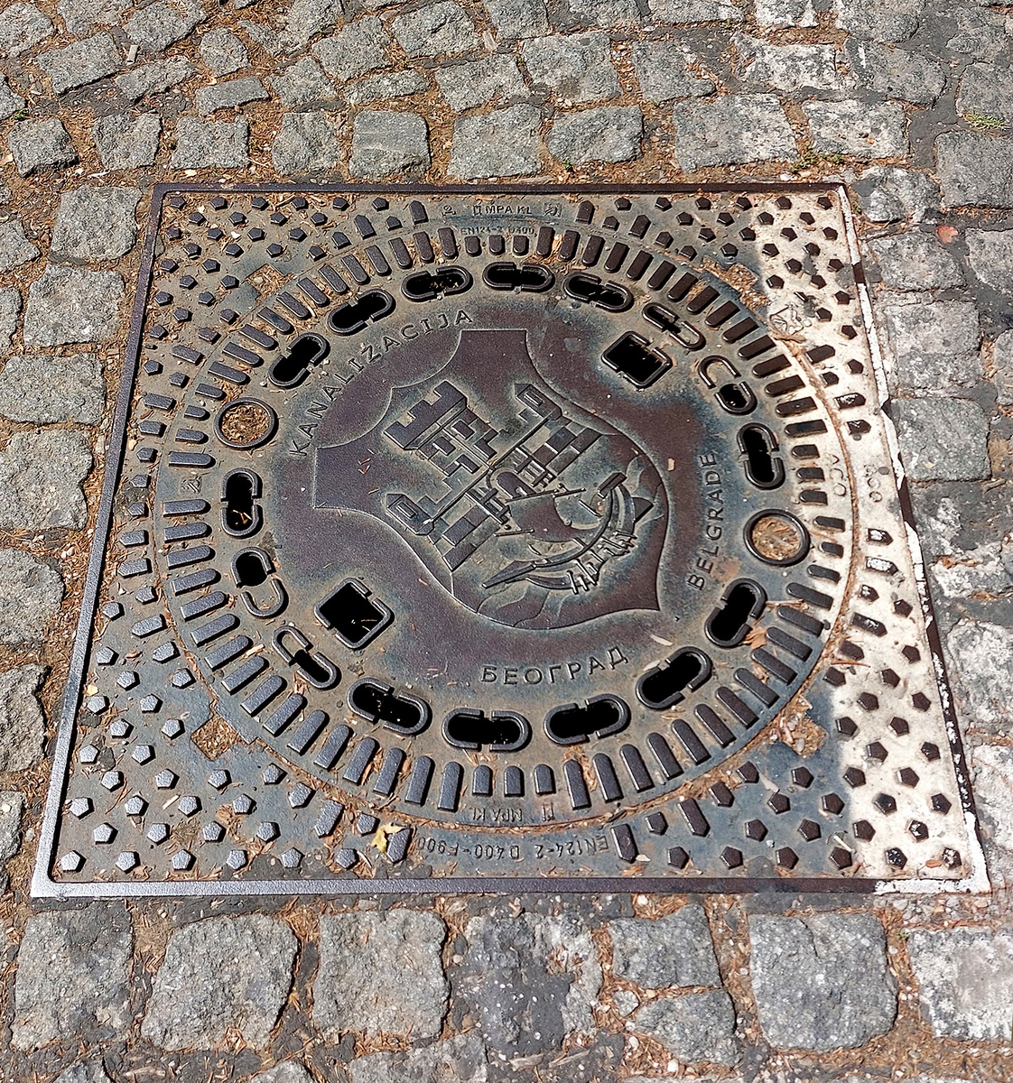 Любой русский поймёт, что написано на люке и где он находится.