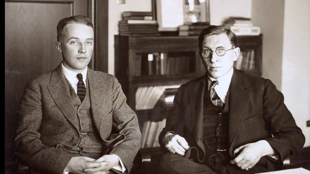    Врач Фредерик Бантинг с ассистентом Чарльзом Гербертом Бестом / Фото: Wikipedia