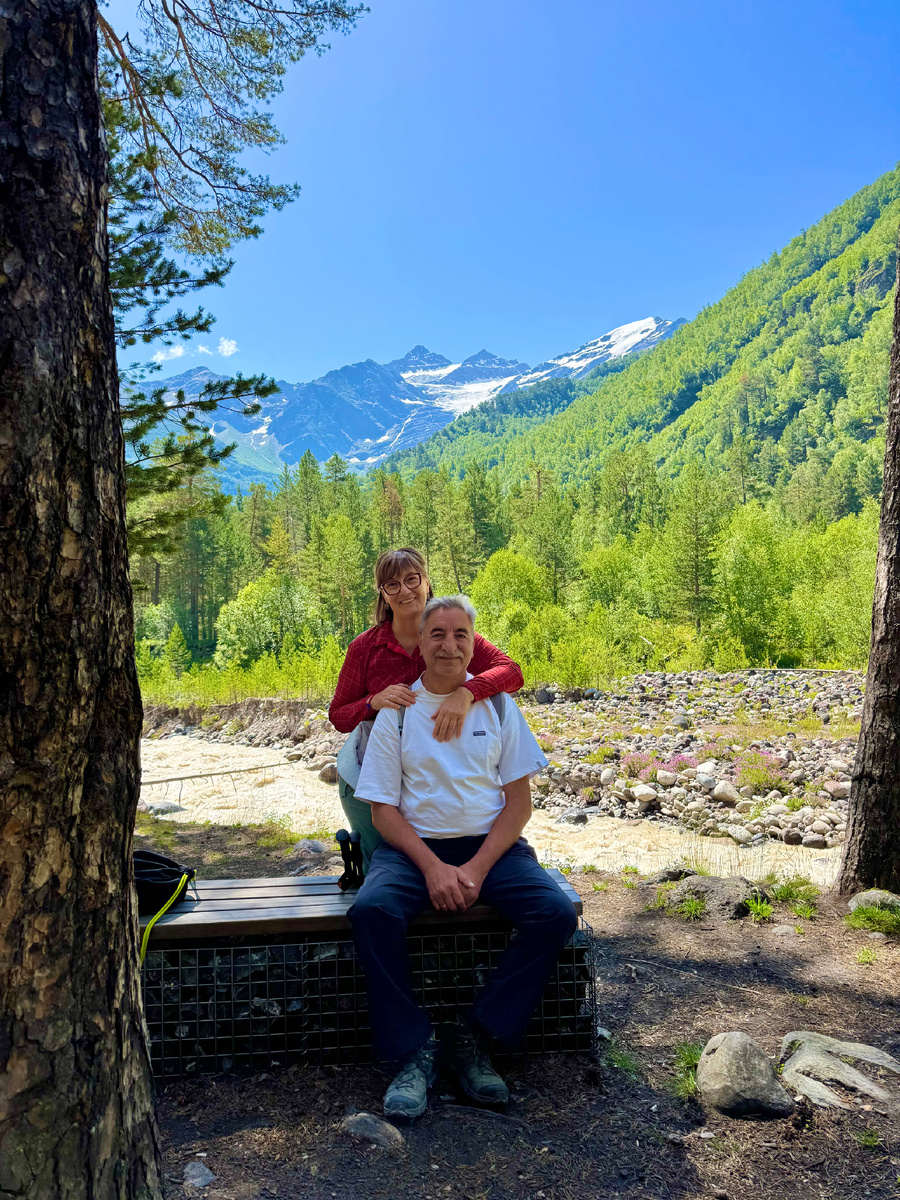 Автор с мужем у реки Баксан