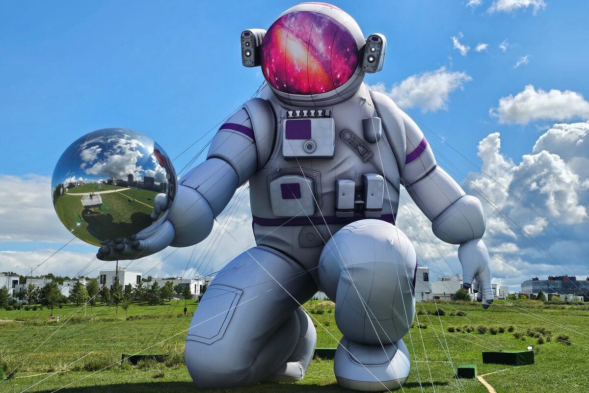 Арт-объект "Космонавт". Агентство "Москва"