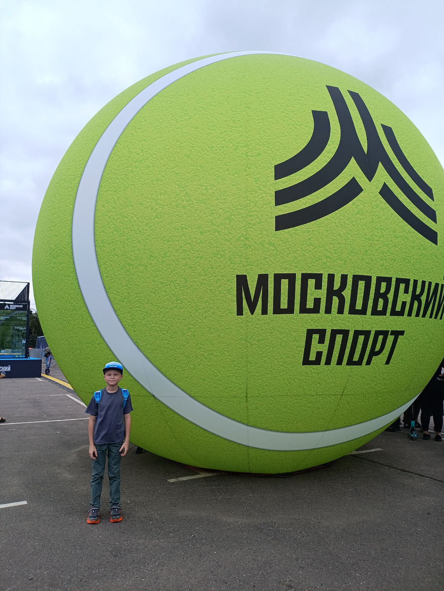 Уже на месте, очередь за мячом (фото автора). 