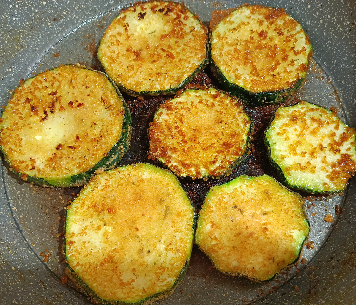 Ещё пожарила кабачок в сухарях