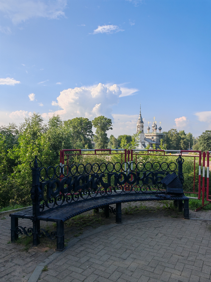 Посидим поокаем (надпись). Скамейка на набережной