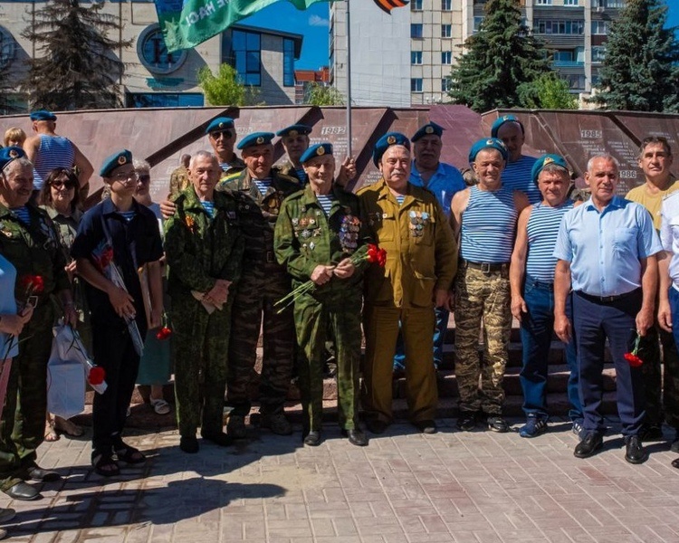     В Курске прошли мероприятия, посвященные 95-летию Воздушно-десантных войск